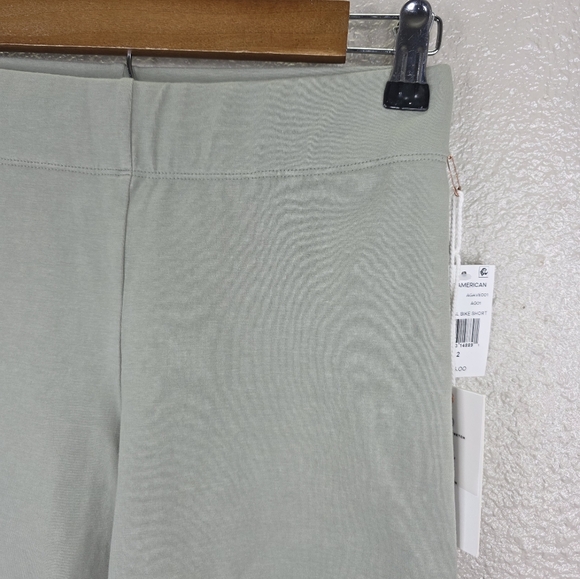 Good American NWT Essential Biker Shorts Color Agave Size 2 RN 151301 - Picture 3 of 16